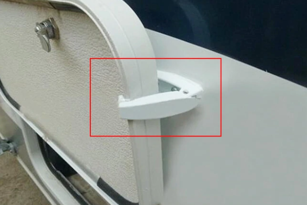 sujetador de puertas tipo pinza
